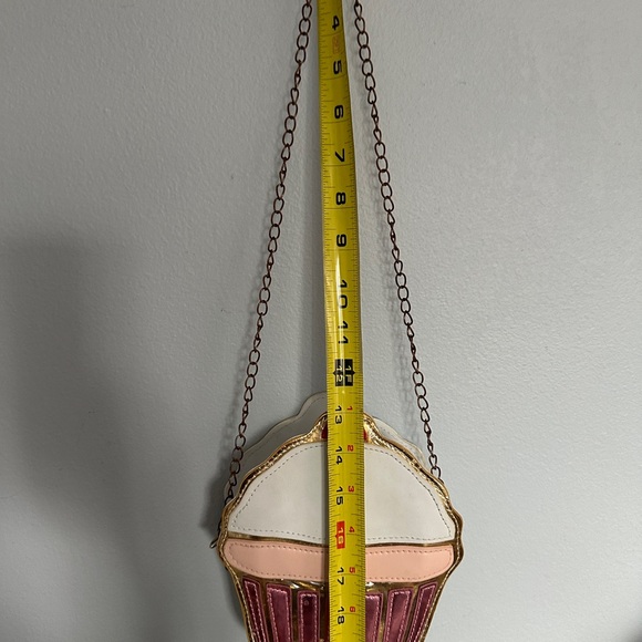 Elegant Cupcake Crossbody Bag - Picture 4 of 6